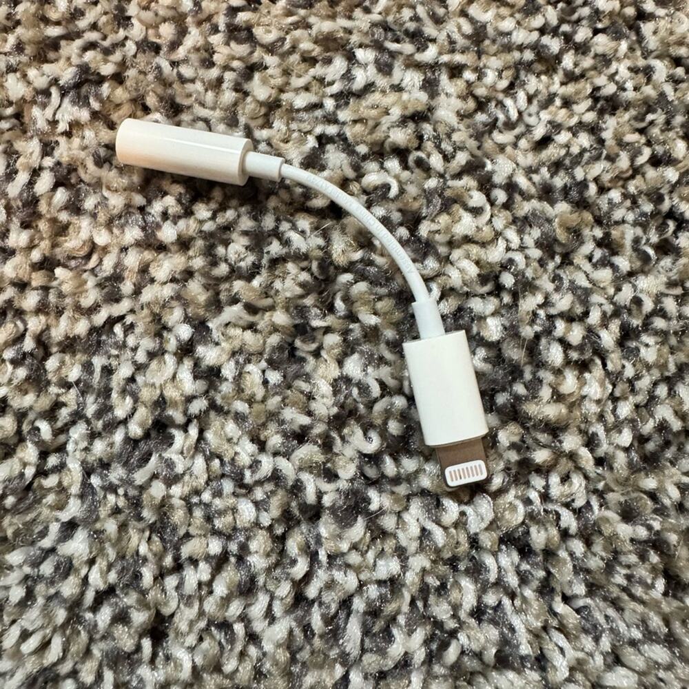 Apple - Headphone / iPad Charging Adapter - Lightning-to-3.5mm White EUC